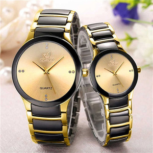 Montre à <span class=keywords><strong>quartz</strong></span> tendance avec cadran à aiguilles, bracelet en acier inoxydable incrusté de diamants, style simple et personnalisé pour couple, grand format - Product Image 2