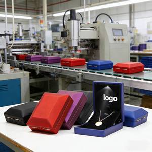 Caja de Joyería con Luz LED y Logotipo Personalizado al por Mayor, Caja para Collar, Colgante y Anillo, Caja de Empaque Moderna de Primera Calidad con Forro de <span class=keywords><strong>Terciopelo</strong></span> <span class=keywords><strong>Negro</strong></span> - Product Image 4