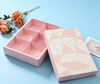 Boîte cadeau haut de gamme rose et blanche à 6 compartiments avec gaufrage géométrique et estampage doré pour chocolats