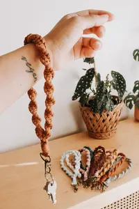 Colorful Rope Braided Tassel Wristlet Keychain Craft Accessories Handmade Boho Cotton Key Chain Macrame Bulk Wrist Keychain Gift