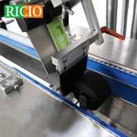Machine d'étiquetage automatique RICIO pour films, cartons, bandeaux et surfaces planes, avec applicateur d'étiquettes autocollantes