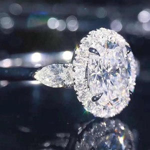 Anello ovale con micro pavé per donna, gioiello da dito minimalista ed elegante per anniversario - Product Image 4