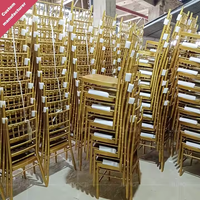 Nouveau produit mobilier pour hôtel Chiavari chaises de banquet empilables en métal doré pour fêtes de mariage et événements avec coussin
