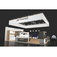 Diseño de stand de madera con techo suspendido y estructura de truss, adecuado para exposiciones en Europa y Estados Unidos.