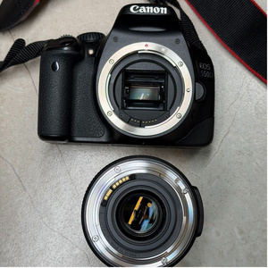กล้อง <span class=keywords><strong>Canon</strong></span> <span class=keywords><strong>EOS</strong></span> <span class=keywords><strong>550D</strong></span> DSLR มือสอง พร้อมเลนส์ 18-135mm IS ชุดเลนส์ขนาดกะทัดรัด เหมาะสำหรับการถ่ายภาพท่องเที่ยว ภาพบุคคล และการถ่ายภาพในชีวิตประจำวัน - Product Image 1