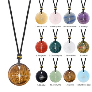 Collana con Bussola Incisa <span class=keywords><strong>in</strong></span> Agata Naturale all'Ingrosso, con Pendente Rotondo <span class=keywords><strong>in</strong></span> <span class=keywords><strong>Pietre</strong></span> Semipreziose e Scritte Incise - Product Image 1