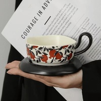 Tasse à café en céramique vintage du milieu du siècle avec soucoupe, motif de fruits peint à la main, ensemble de tasses à café en céramique irrégulières pour le thé de l'après-midi