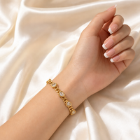 Bracelet jonc ajustable tendance en acier inoxydable plaqué or 18 carats avec pendentif lune et zircon transparent pour femme