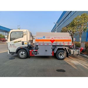 Camion-citerne HOWO 2200L robuste pour le transport de diesel et d'essence, avec émissions et direction personnalisées, camion-citerne à carburant, camion-citerne à huile - Product Image 1