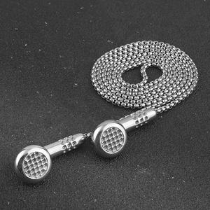 Nuevas llegadas: Collar con colgante de auriculares de acero inoxidable, diseño de dije, color oro y acero. - Product Image 1