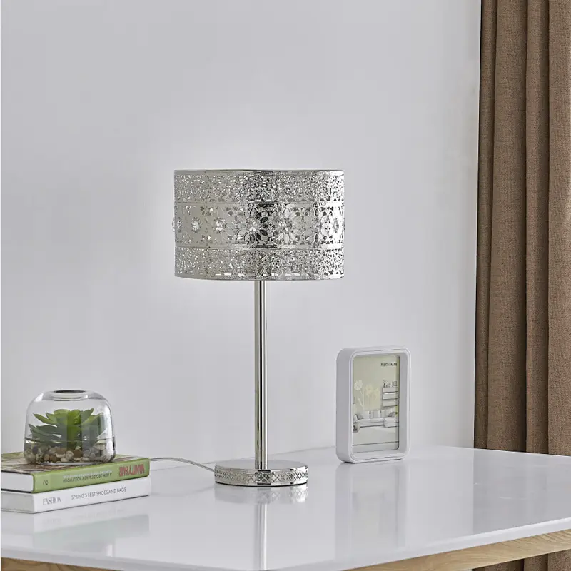 Europese Creatieve Post-Moderne Licht Luxe Moderne Minimalistische Metalen Textuur Exquisite Hollow Patroon Tafellamp Voor Woonkamer