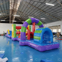 Structure gonflable avec toboggan, château gonflable, filet de sécurité, tour d'escalade et piste de course pour le plaisir des enfants en plein air lors de carnavals scolaires