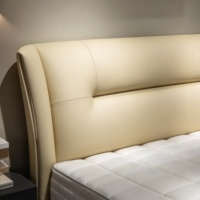 Lit double en cuir de luxe italien, capitonné segmenté avec dossier haut, lit simple et élégant pour chambre principale
