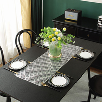 Nappe de table en PVC ajourée géométrique minimaliste, motif labyrinthe, texture treillis élégante effet lumière et ombre, résistante à l'huile et à la chaleur