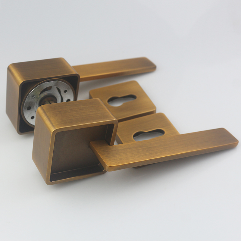 Manija de puerta de bronce amarillo