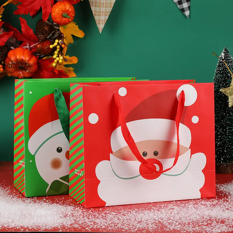 2023 vente en gros nouvelle série recyclables décoration de noël sacs en papier noël beaux et à la mode sacs-cadeaux avec poignée torsadée