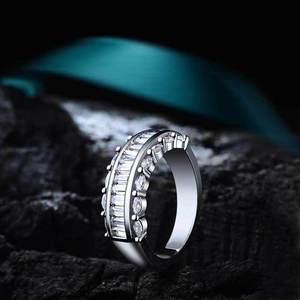 Anello con Accenti in Cristallo per Donne, Elegante Accessorio di Moda per Uso Quotidiano e Feste - Product Image 2