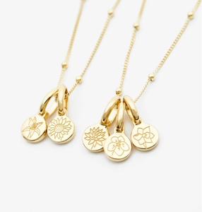 Collana con Ciondolo a Moneta Miniatura Incisa con Fiore di Nascita, Placcata in Oro 18k PVD su Acciaio Inossidabile, <span class=keywords><strong>Gioielli</strong></span> <span class=keywords><strong>Personalizzati</strong></span> per Donne - Product Image 3