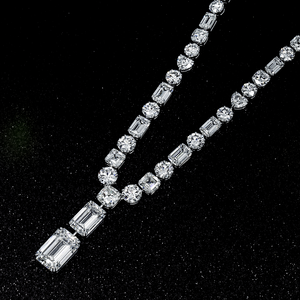 Collier en or blanc 18 carats de luxe très demandé avec diamants ronds et émeraudes, disponible à un prix abordable - Product Image 5