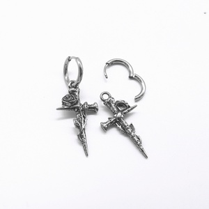 Pendientes de aro Huggie para hombre, chapados en oro, hipoalergénicos, con dije de cruz envuelto en espina de rosa, joyería gótica oscura vintage perforada - Product Image 2