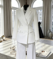 Ensemble deux pièces pour femme : Blazer croisé à revers crantés et poignets à dentelle, pantalon large assorti – Élégant pour le bureau et les trajets quotidiens