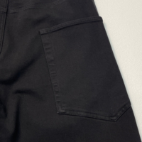Pantalon pour homme coupe large couleur anthracite, avec coutures courbées, empiècements, braguette zippée, passants de ceinture, poches à rabat et poche porte-monnaie, style streetwear, vente en gros