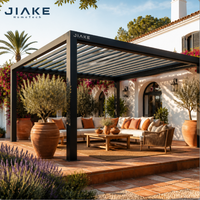 Pergola à lames orientables en aluminium de style méditerranéen, espace de repos pour cour, avec décor terracotta chaleureux, pour jardin ensoleillé, patio et villa