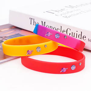 Cadeau d'affaires tendance personnalisé Bracelet en <span class=keywords><strong>caoutchouc</strong></span> silicone avec logo Bracelet en silicone Bracelet à breloques coloré Bracelet en relief - Product Image 4