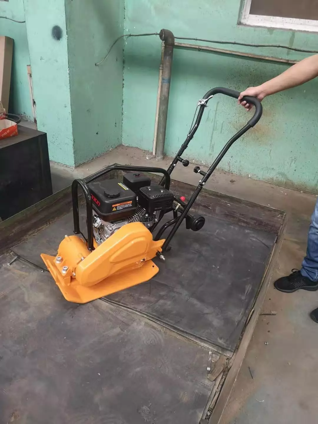 ガソリン式プレートコンパクタ土壌転圧機| Alibaba.com