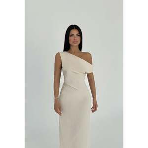 Robe de soirée crème avec fente et design plissé - Product Image 2