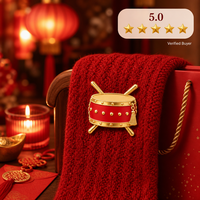 Broche en émail souple 3D motif tambour chinois, pompon doré, baguette rouge, bijoux du Nouvel An Chinois, épingle de revers, badges personnalisés en gros