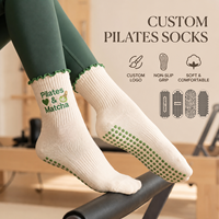 Chaussettes de Pilates personnalisées à volants en coton côtelé avec logo antidérapant, douces et confortables pour femmes, idéales pour le yoga, la barre et le studio, imprimées et écologiques