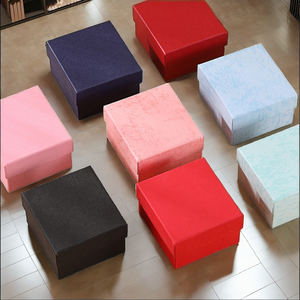 Scatola Portaorologi in Cartone Rigido Personalizzabile con Logo in Rilievo, Base e Coperchio, Materiale di Alta Qualità per Regali - Product Image 1