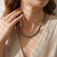 Collier en laiton doré avec perles de pierre noire et turquoise, style bohème, vintage, ethnique, avec fermoir gravé floral, bijoux faits main de niche, vente en gros