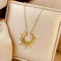 Collier pendentif soleil doré en cuivre pour femme, accessoire élégant et tendance, style minimaliste, brillance radieuse, chaîne serpent