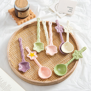 Cucchiaio in Ceramica con Manico Lungo Stile Influencer Cinese, Design a Stella Intrecciata, Fresco e Naturale, Stile Instagram, Creativo e Femminile per Dessert e Caffè - Product Image 1