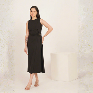 Elegante Vestido Midi Sin Mangas con Detalle de Cadena y Diseño Cruzado en Negro para Oficina con un Diseño Cómodo y Hermoso - Product Image 1