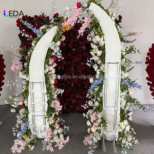Arche de fleurs en soie LEDA faite à la main, roses blanches douces et herbe verte, pour mariages, fêtes et propositions de mariage - Product Image 3