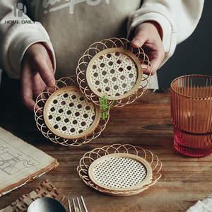 Sous-verre rond en rotin et bambou fait à la main avec un bord en métal plaqué or de luxe, décoration de table en gros pour utilisation dans les restaurants - Product Image 5