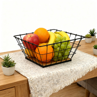 Zwarte metalen draadmand, multifunctionele keukenmand voor fruit en snacks, met houten bodem