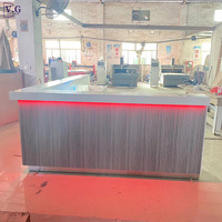 Comptoir de bar en forme de L moderne sur mesure avec éclairage décoratif RGB, dessus en Corian blanc, haut de gamme, pour restaurant, hôtel, bar à domicile