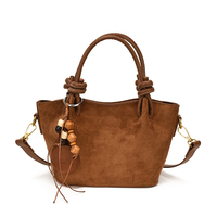 Sac bandoulière vintage en daim avec poignée nouée et pendentif perles en bois, sac à main pour femme, idéal pour le quotidien, les rendez-vous et le shopping