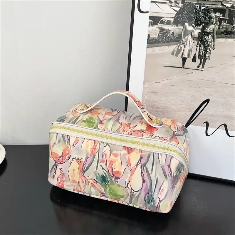 Custom Logo Nordic Floral Tulips Patterns Pu Leather Cosmetic Makeup Make Up Toiletry Travel Skincare Pouch Bag For Beauty Gift