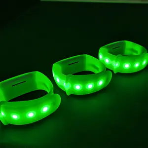 Bracelet LED en silicone avec logo personnalisé Bracelet DMX à commande sans fil pour les concerts et les célébrations du Nouvel An Fonction clignotante