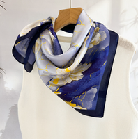 Écharpe 100% soie de mûrier 65x65 cm, écharpe bleue avec fleurs blanches, écharpe tendance pour femmes