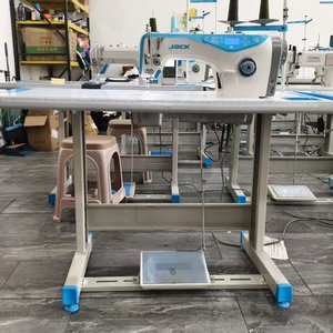 Machine à coudre industrielle JACK d'occasion, informatisée, à point noué, à lit plat, à entraînement direct, avec moteur d'occasion pour la production de vêtements - Product Image 5