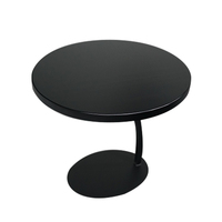Table basse portable noire élégante et moderne en bois de hêtre pour le salon ou la salle à manger dans un style antique minimaliste