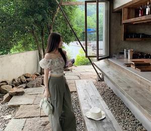 Ensemble haut court floral avec pantalon large crème, tenue quotidienne, échantillon disponible, tricot en polyester et élasthanne + mélange de polyester tissé - Product Image 3