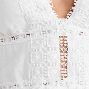 Robe courte brodée à col en V profond, manches bouffantes et dentelle, sur mesure, 100% coton bio. - Product Image 5