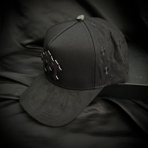 Casquette de baseball X Rich the Kid en daim à large bord, personnalisable OEM, 5 panneaux, style A-Frame, avec strass et détails chrome, collection Rich - Product Image 4